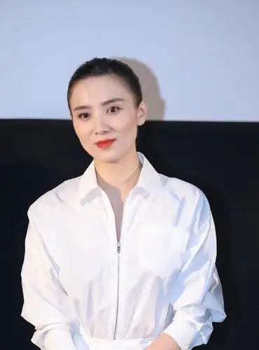 40岁宋佳低调现身,穿白色衬衫配半身裙,梳大背头不失霸气