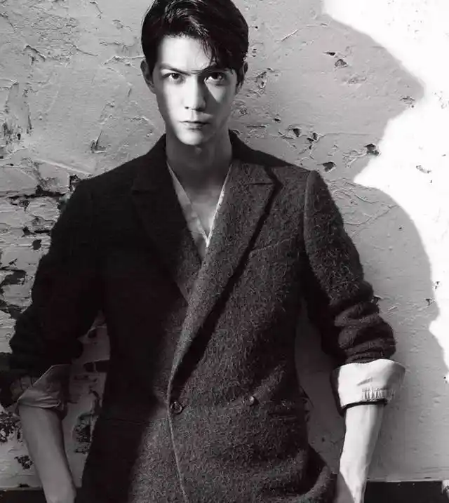 近期任言恺频频以写真街拍刷屏网络