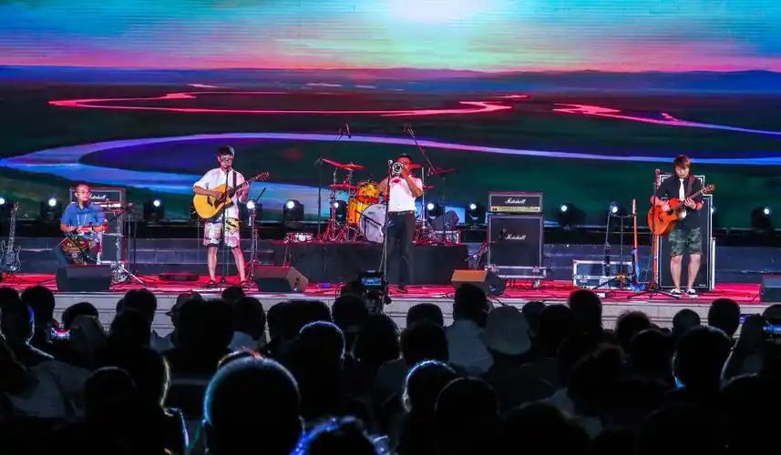 【现场】首届乐队组合大赛演唱会开唱