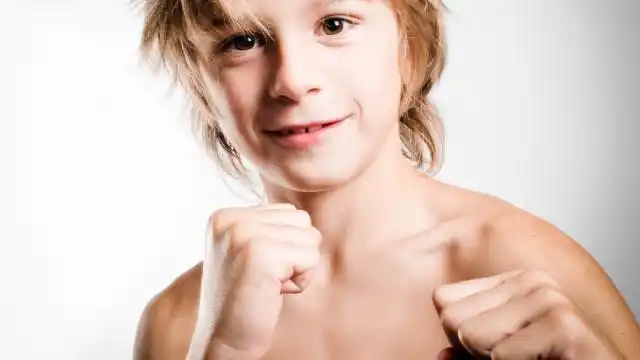 自愧不如!3岁小男孩练成肌肉男 单手在啤酒瓶上做支撑轻而易举