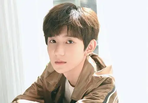 男学生偏分刘海短发发型