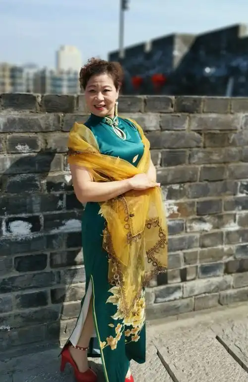 当涂县老年大学旗袍秀班,在校庆二十五周年初级,中级班部分学员.