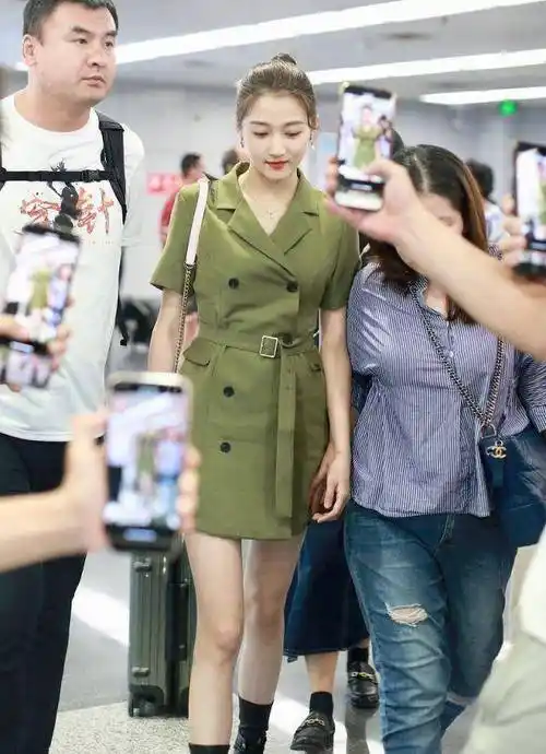 关晓彤衣品越来越好?西装裙配上马丁靴,这才是"真腿精"