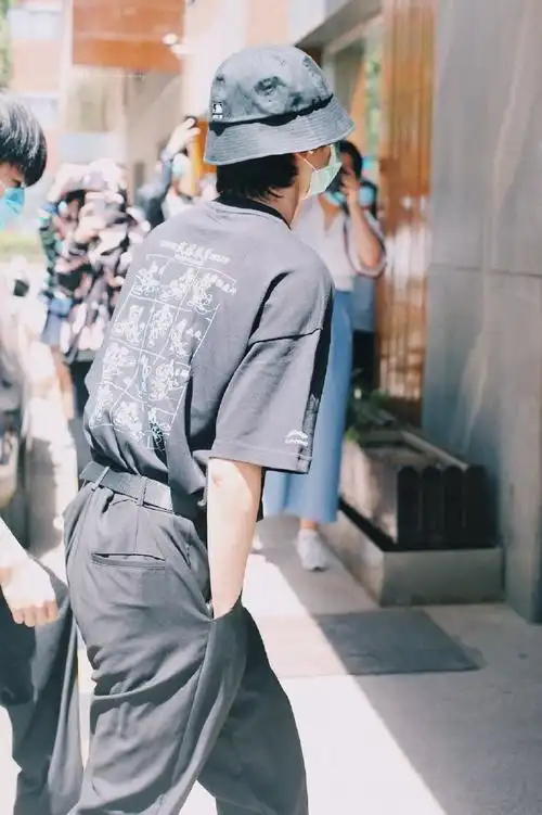 严浩翔背影##严浩翔微博粉丝破600万