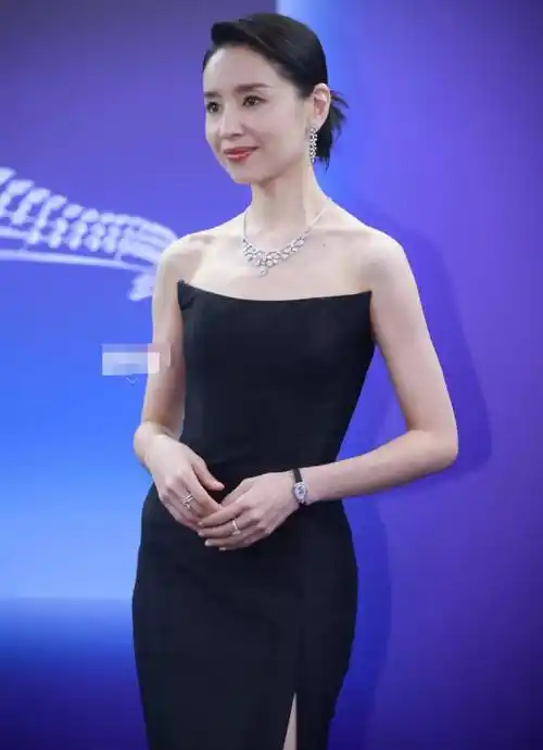 43岁的董洁出席展会,身穿抹胸黑色连衣裙,优雅又酷,高定珠宝值一栋