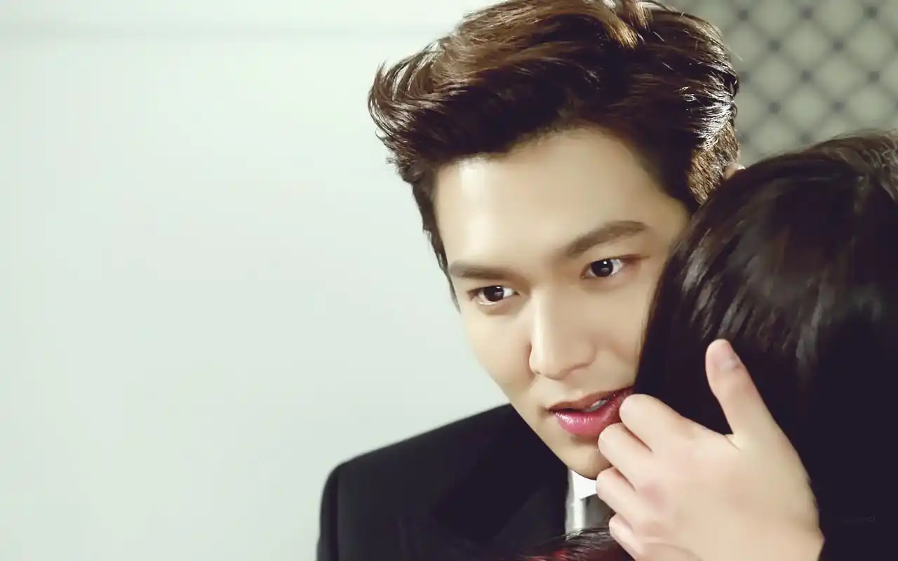 > 《继承者们》帅气姜敏赫剧照桌面壁纸(1440×900)