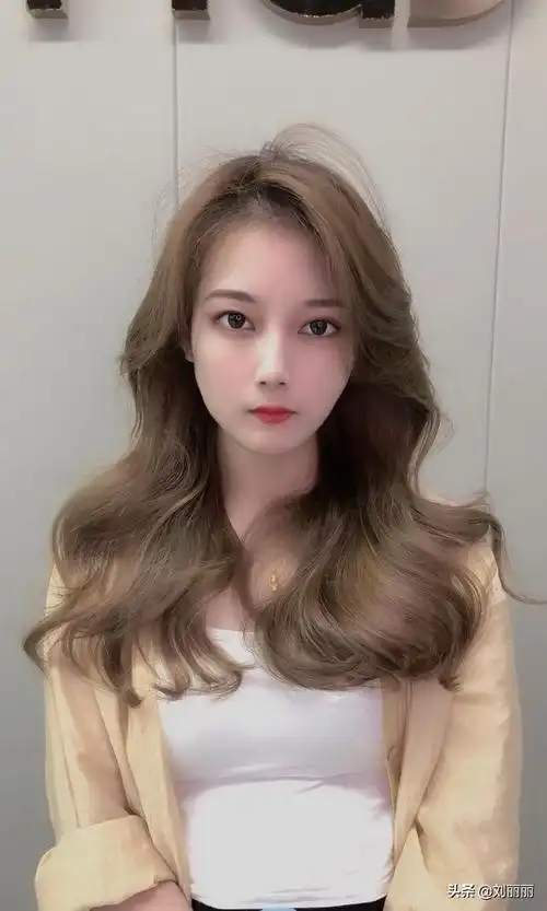 纹理中发烫发发型图片2020(女士中短发烫发发型图片大全)-天晟网