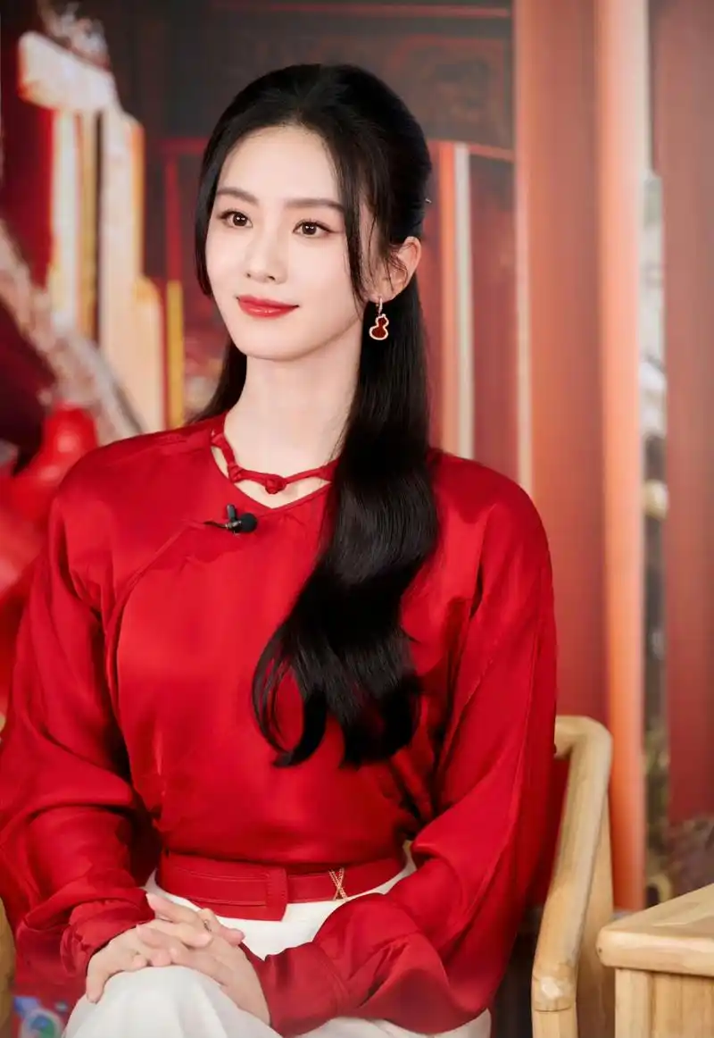 美女# 刘诗诗红色新中式穿法,人美穿什么都好看啊.