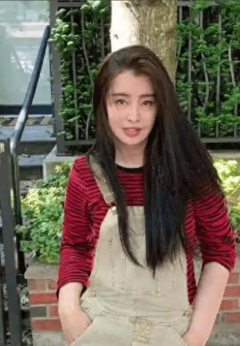 56岁王祖贤罕见露面穿纱裙又高又美就是嘴凸太影响颜值