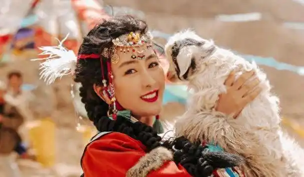 42岁马苏抱小羊羔鲜红藏袍娇俏动人牵马化身大漠公主温柔明媚