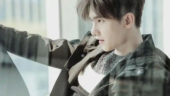 三七分的杨洋帅气剃短的杨洋硬汉简单发型也挡不了他的魅力