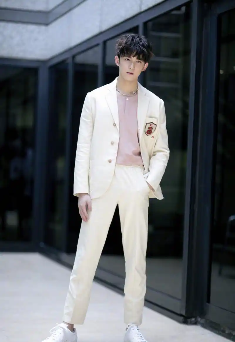 吴磊西装帅照,青春年少,时尚帅气,如同漫画中走出来的美男子!