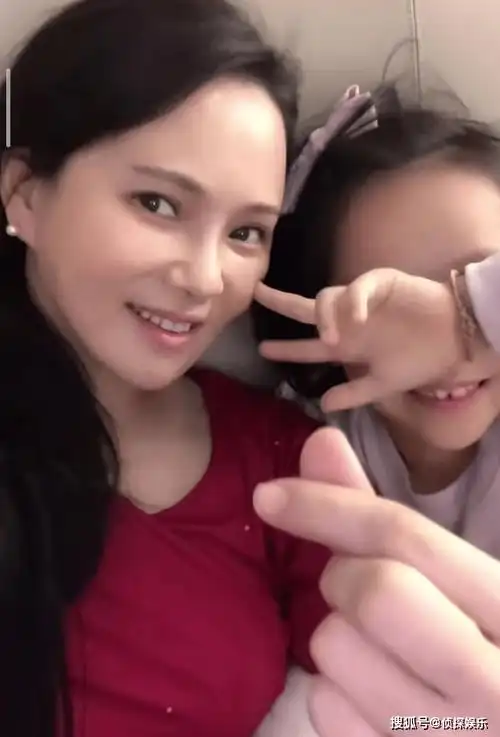 伊能静晒7岁女儿近照,米粒身高优越像爸爸,梨涡浅笑越来越漂亮_宝贝