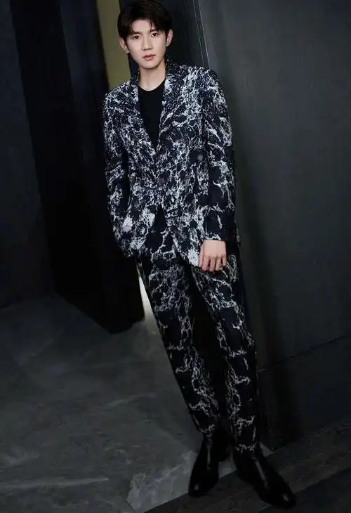 王源五度登上央视秋晚届时他将身着大理石纹西装亮相帅气十足