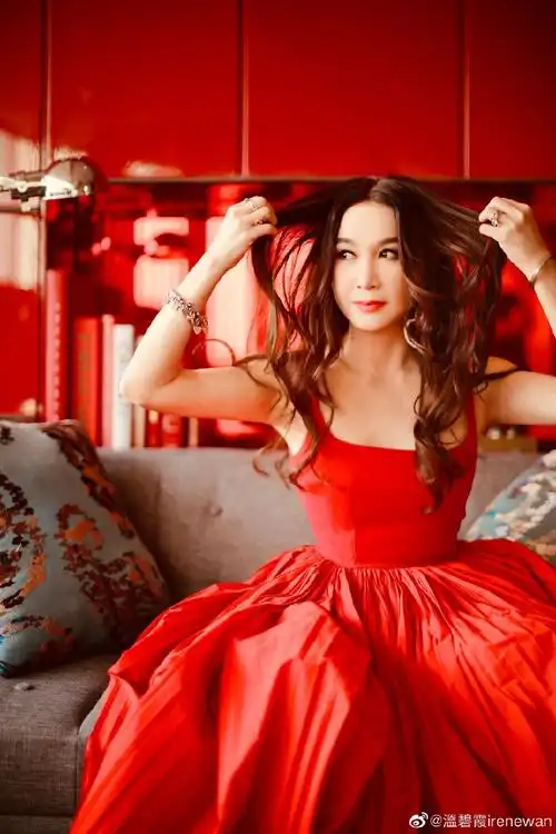 温碧霞穿吊带红裙 皮肤白皙状态好