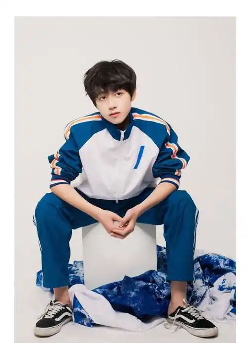 戴口罩的刘耀文被指撞脸王俊凯,网友傻傻分不清,小凯长了大众脸_时代