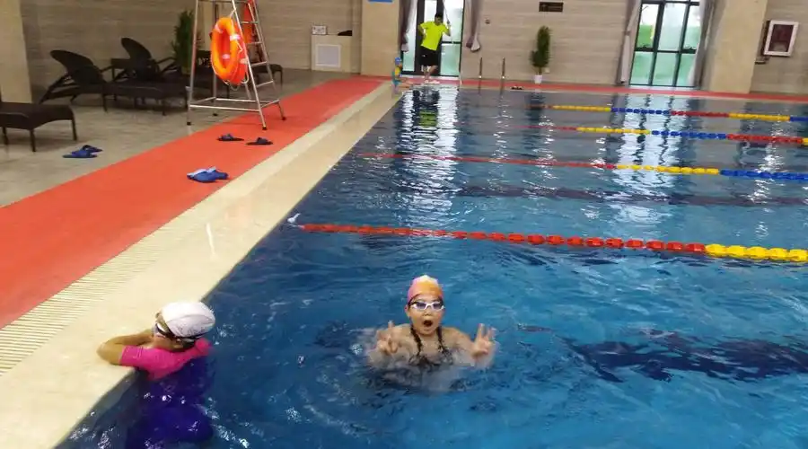 踩水训练进行时