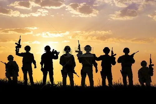 背景图片下载,该背景图片标题为黄昏下军人剪影,编号:501036796,格式