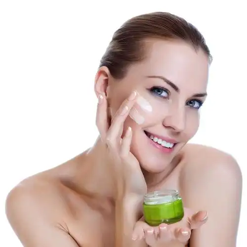 血行不畅面部就会长斑点,体内的能量不能润泽皮肤,皮肤就没有生气.