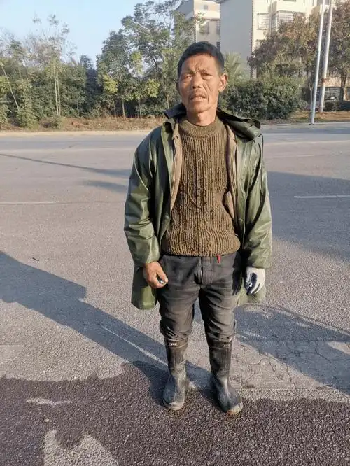 这位网友姓王,他和他朋友刚好要去坐601巴士,路过看见邝大爷穿着雨靴