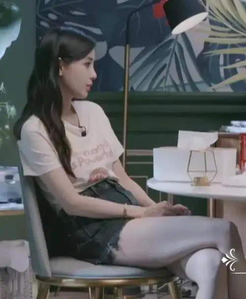 baby做客综艺,穿迷你裙跷二郎腿下意识用手挡住防走光