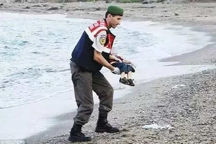 首页 资讯中心 今日要闻 > 正文死亡男孩的照片迅速传遍欧洲各国社交