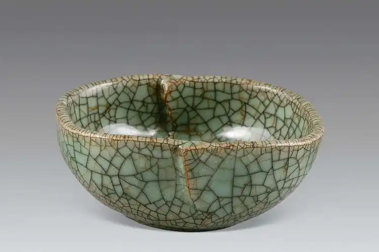 明代景德镇仿宋代哥窑瓷器始于宣德时期,此时,景德镇除烧制传统品种外