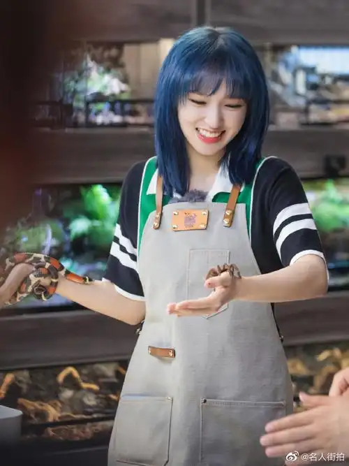 程潇胆子也太大了,养蜥蜴不说还能上手蛇和. 来自时尚创造营 - 微博