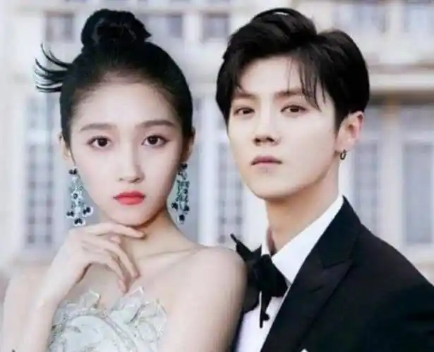 关晓彤穿婚纱高定,与鹿晗恋爱长跑七年,小腹微凸疑怀孕!