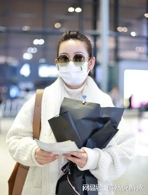 街拍秦海璐白色毛衣开衫牛仔裤麂皮单肩包墨镜温暖时髦