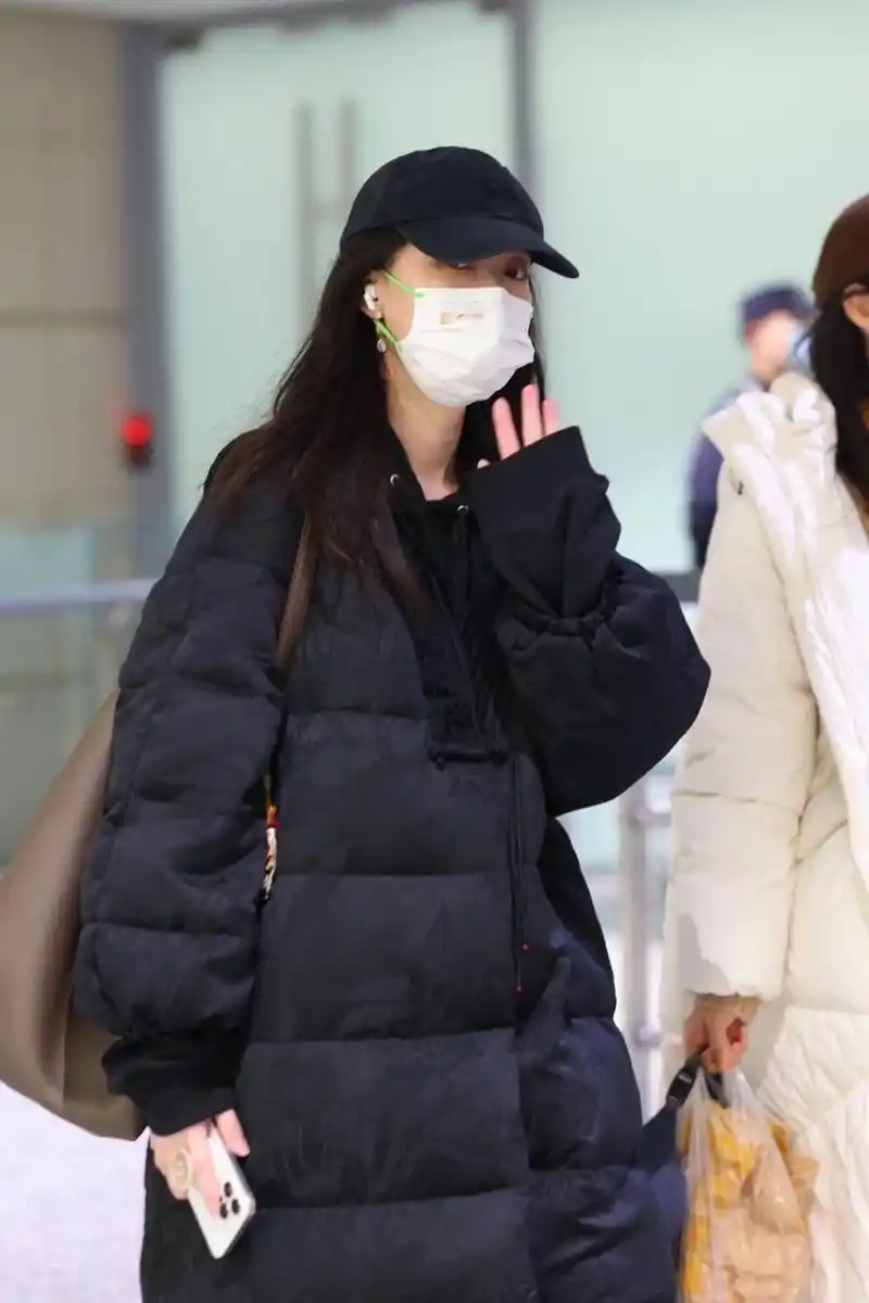 倪妮今日机场街拍,穿新中式羽绒服真好看!