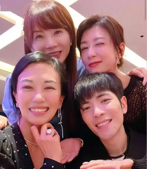 6位娶了自家经纪人的男星,又添一位萧敬腾,和妻子相差14岁_黎明和