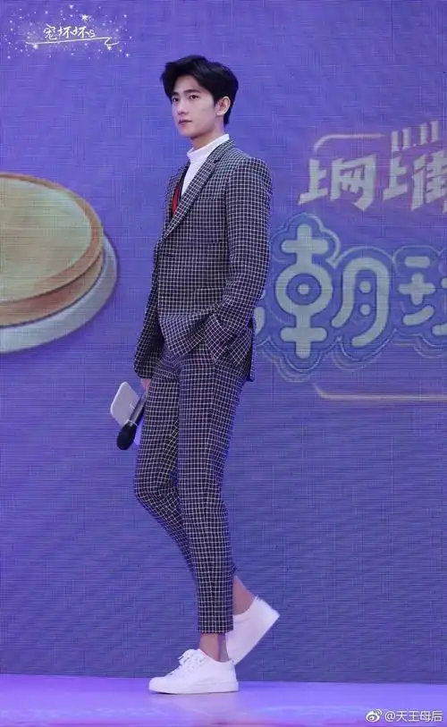 放一波杨洋全身图 动图,品鉴一下身材