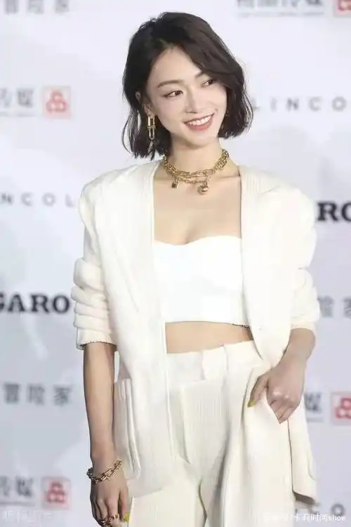 吴谨言短发很有辨识度配白色西装显气场这造型很高级