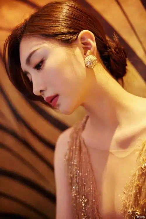 江疏影深v流苏裙秀事业线白到发光