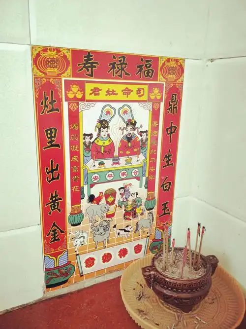 写美篇家家户户的灶房一般都设北面或东面,中间供上灶王爷和灶王奶奶