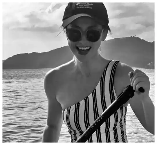 39岁朱珠泳装照曝光,圆润身材抢眼,网友赞其真美!_人们_女性_态度