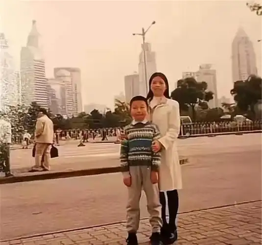 许妈发布一组照片姚策童年的幸福尽在这些日常中