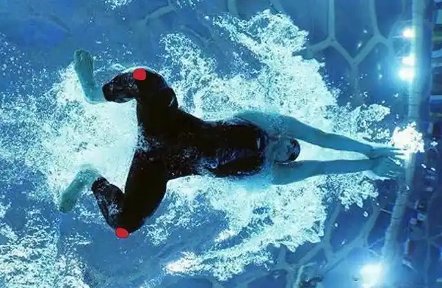 减少蛙泳蹬腿中的膝盖压力