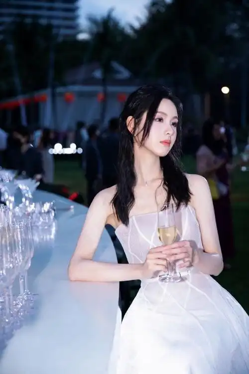 贵气感直接拿捏住了~优雅的同时又不失时尚感,陈都灵的时尚表现力一直