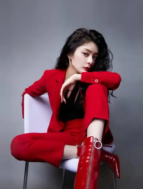 傅菁清冷气质太吸睛穿印花塑身套装展完美曲线身材好极了