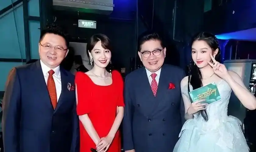 回顾名嘴王冠:人红是非多,离开央视5年,深陷绯闻,让人