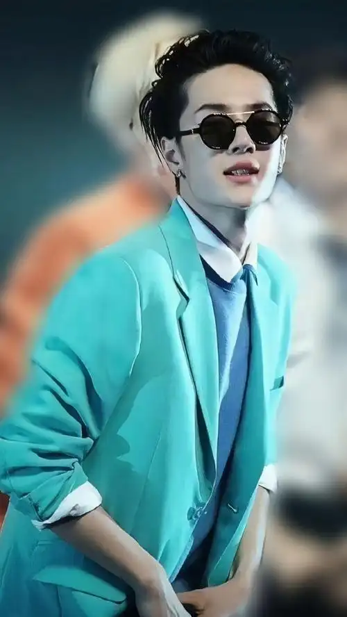 #王一博绿框墨镜##王一博#