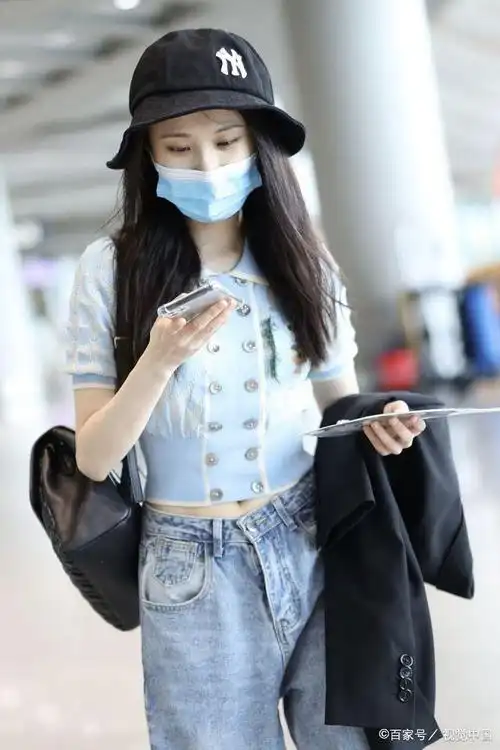 张慧雯素颜清纯穿露脐装秀小蛮腰 挎包赶路东张西望俏皮可爱