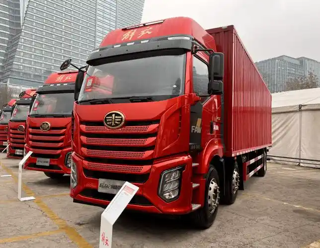 现场展示了3款车型:解放 j6g 6x2 领航版载货车,解放 j6g 4x2 领航版