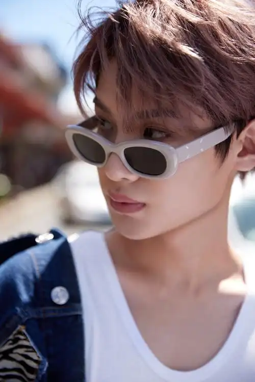 黄明昊seeyou期遇#黄明昊全新个人写真《see,you 期遇》预告～在斐济