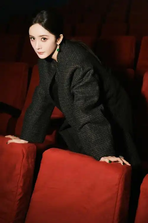 杨幂超话黑色西装搭配复古翡翠,果敢大气,男装穿出女王范!