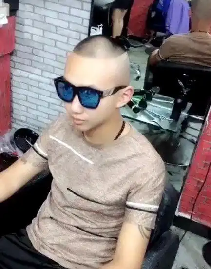 长相很凶的小伙子想剪一个比较舒服的发型,理完后秒变气质潮男