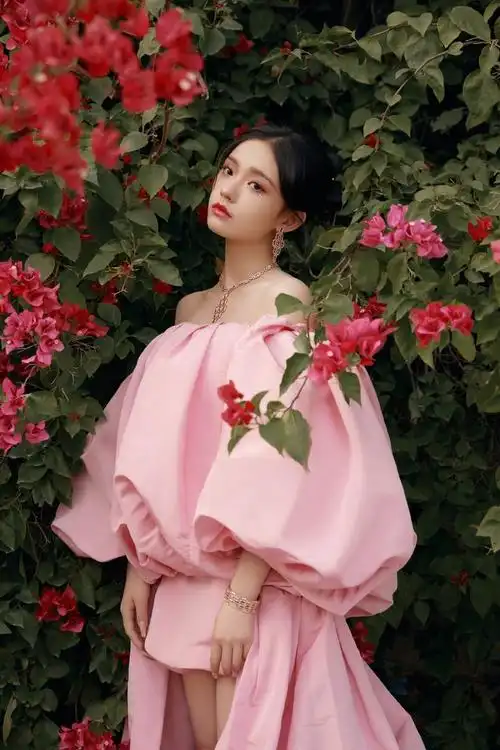 林允最新写真曝光一袭粉色花苞裙温柔优雅