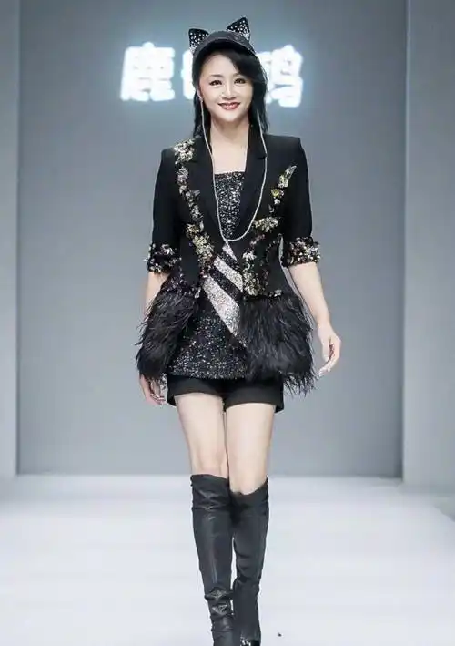 曹颖一点都没变,仿佛吃了防腐剂,黄色毛衣小白裙黑筒靴就像28_黑色